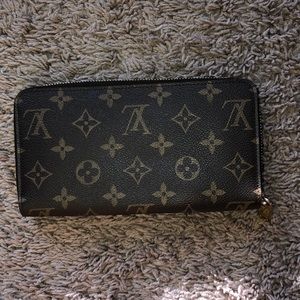Louis Vuitton Zippy Wallet
